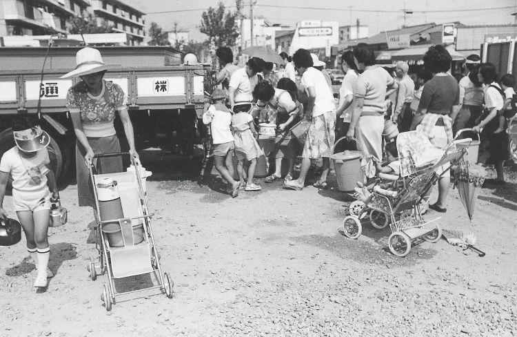 イメージ画像:昭和53年の水不足の時の給水車による給水作業